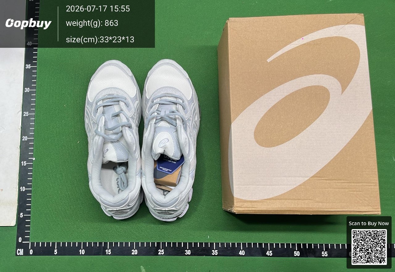 Esempio di foto QC: scarpe con scatola su tappeto graduato